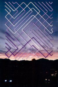 Fotografía de atardecer en Punta Arenas y el cielo esta intervenido con bordado en gormas geometricas.
